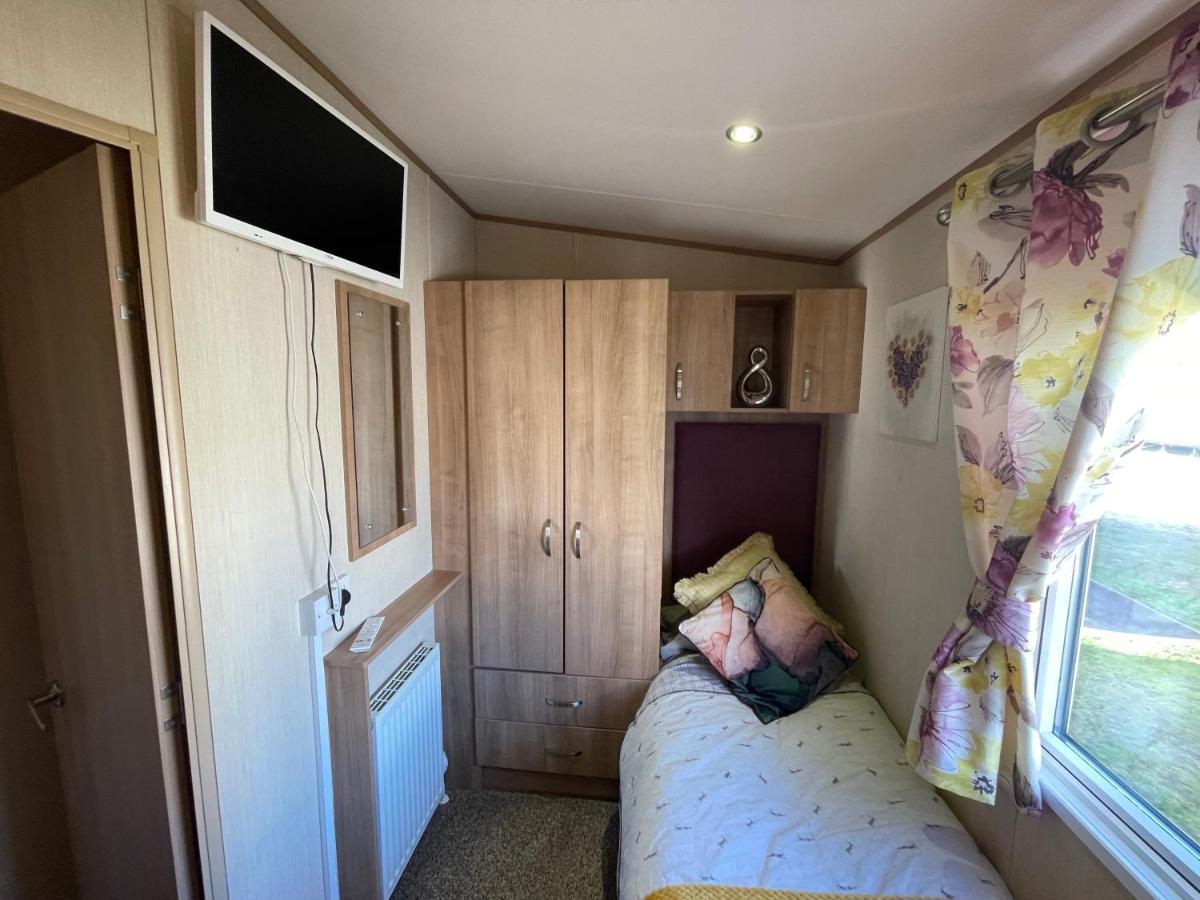 Lakeside Retreat 2 With Hot Tub, Private Fishing Peg Situated At Tattershall Lakes Country Park Exterior foto