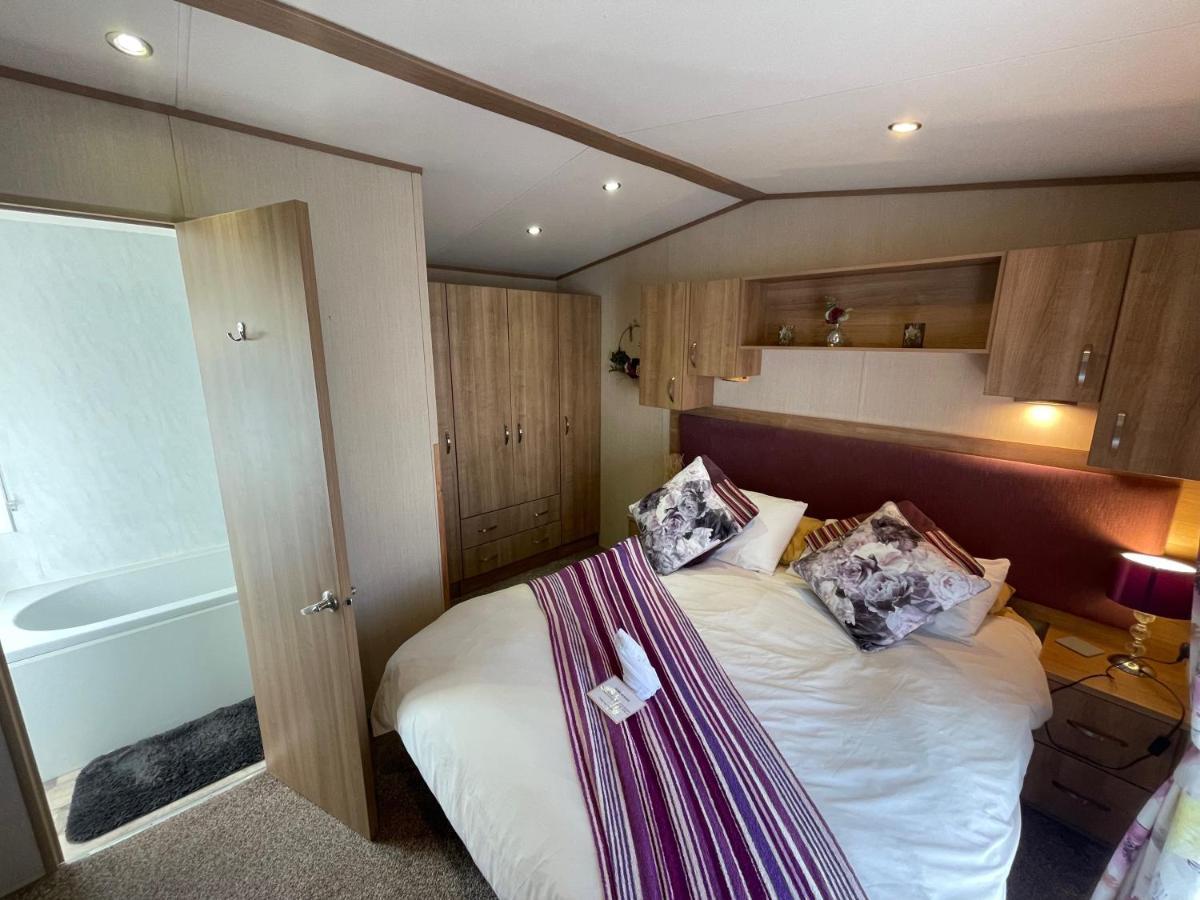 Lakeside Retreat 2 With Hot Tub, Private Fishing Peg Situated At Tattershall Lakes Country Park Exterior foto