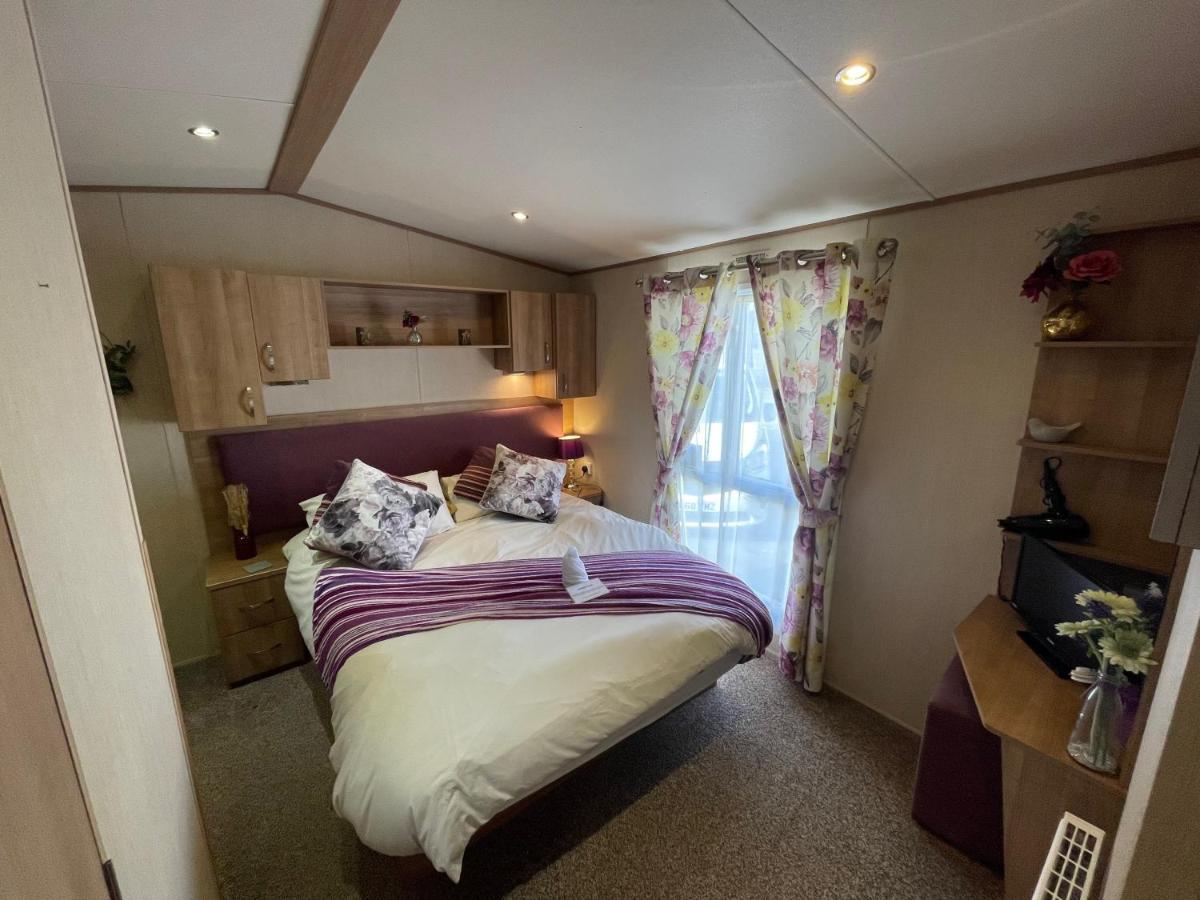 Lakeside Retreat 2 With Hot Tub, Private Fishing Peg Situated At Tattershall Lakes Country Park Exterior foto