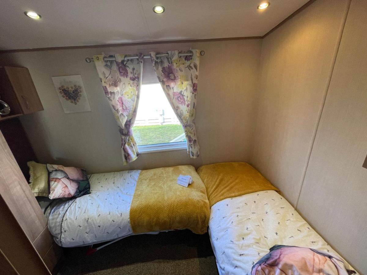 Lakeside Retreat 2 With Hot Tub, Private Fishing Peg Situated At Tattershall Lakes Country Park Exterior foto