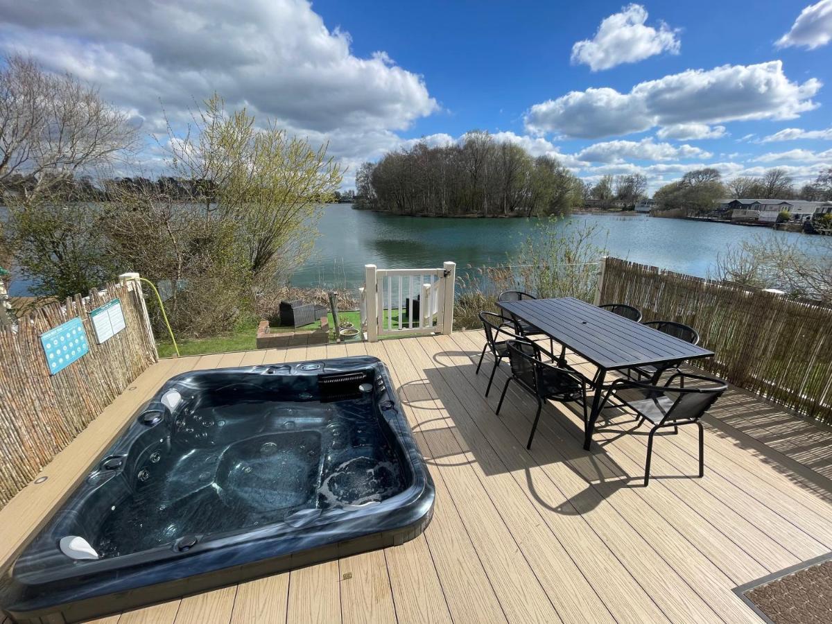 Lakeside Retreat 2 With Hot Tub, Private Fishing Peg Situated At Tattershall Lakes Country Park Exterior foto