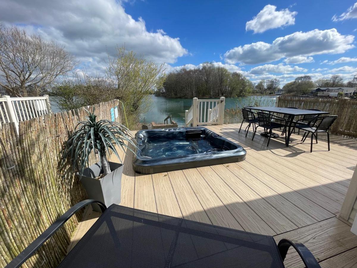Lakeside Retreat 2 With Hot Tub, Private Fishing Peg Situated At Tattershall Lakes Country Park Exterior foto