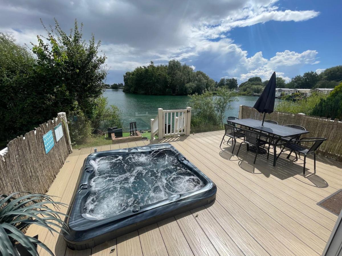 Lakeside Retreat 2 With Hot Tub, Private Fishing Peg Situated At Tattershall Lakes Country Park Exterior foto