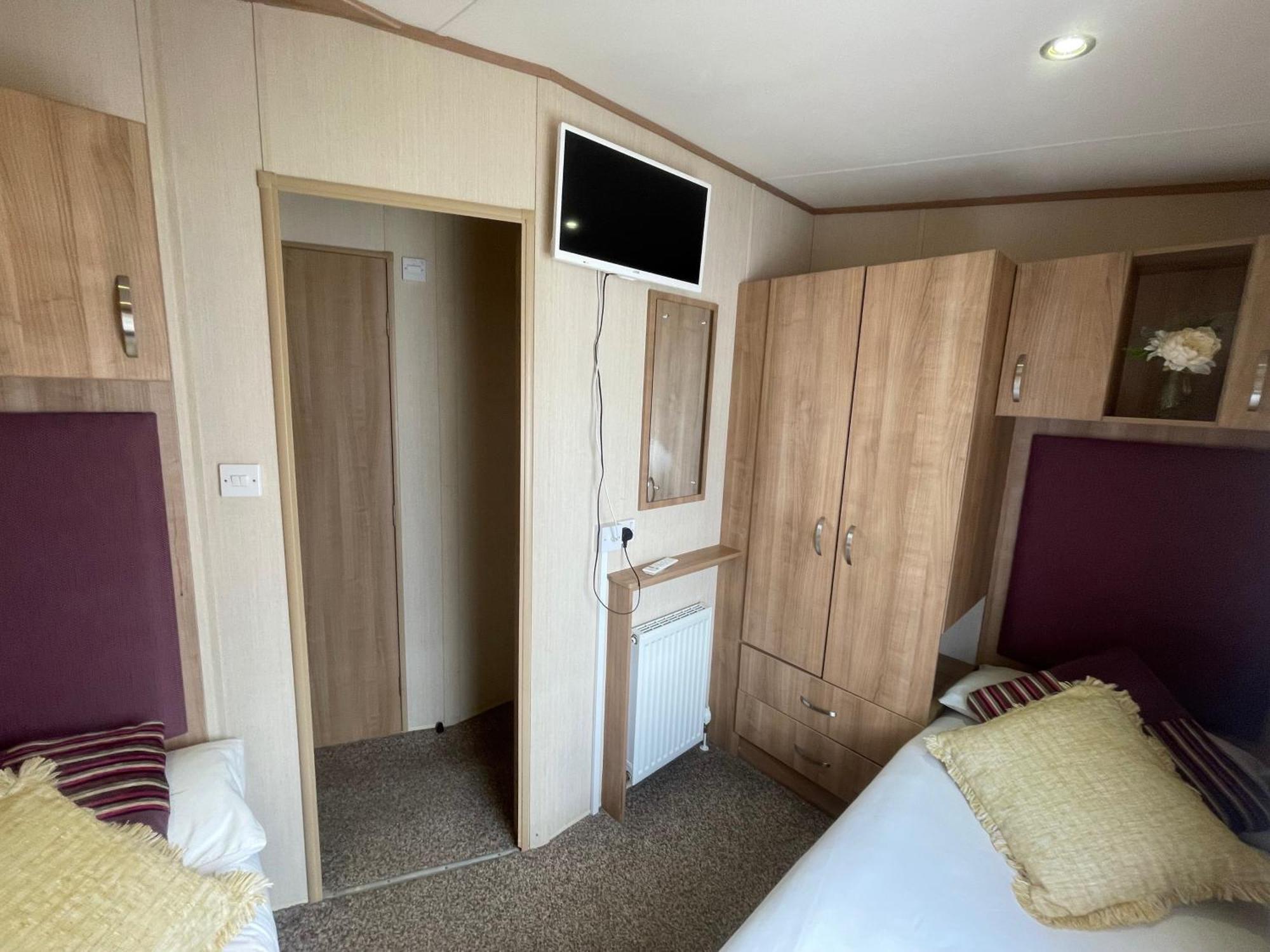 Lakeside Retreat 2 With Hot Tub, Private Fishing Peg Situated At Tattershall Lakes Country Park Exterior foto
