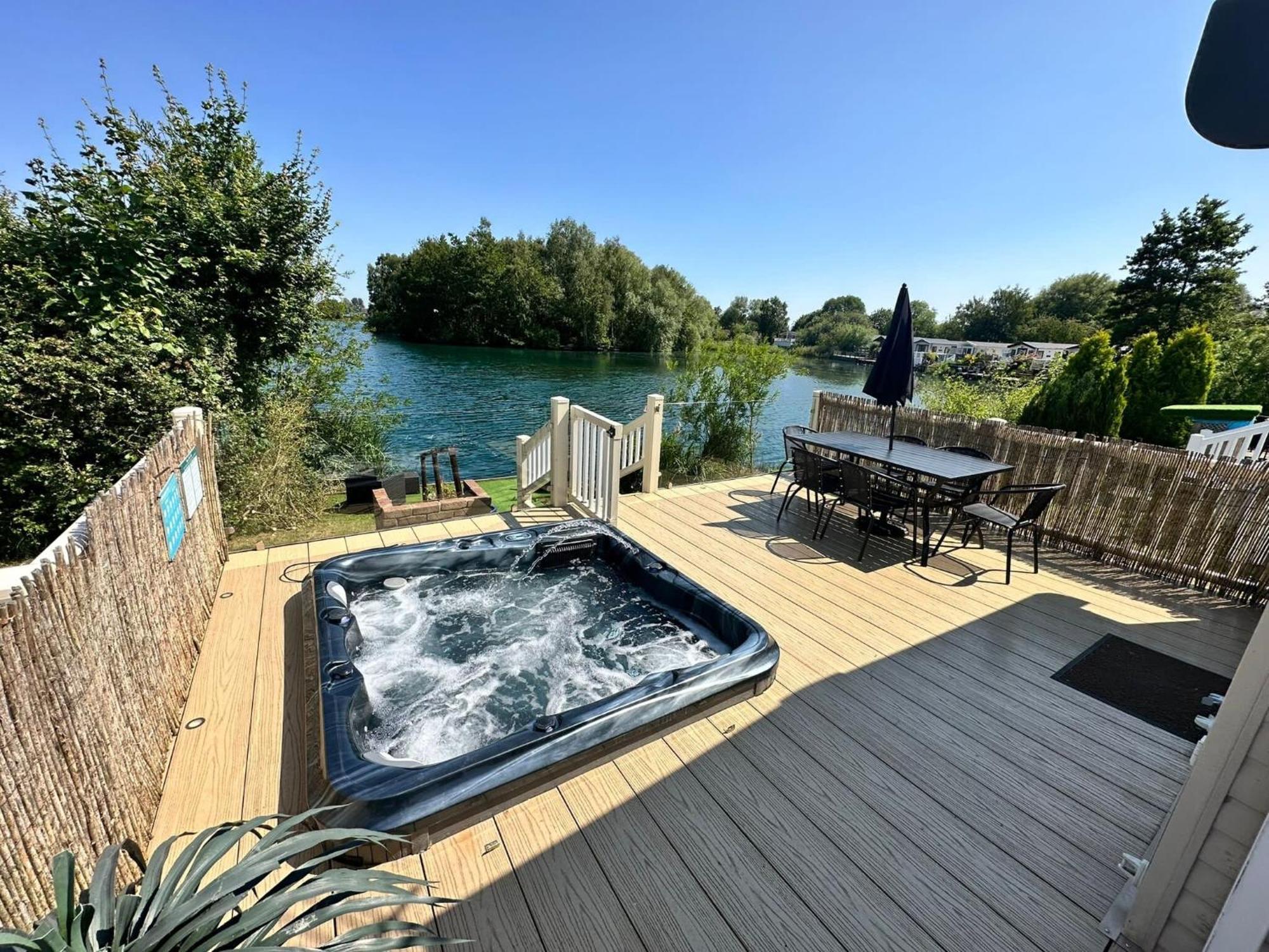 Lakeside Retreat 2 With Hot Tub, Private Fishing Peg Situated At Tattershall Lakes Country Park Exterior foto