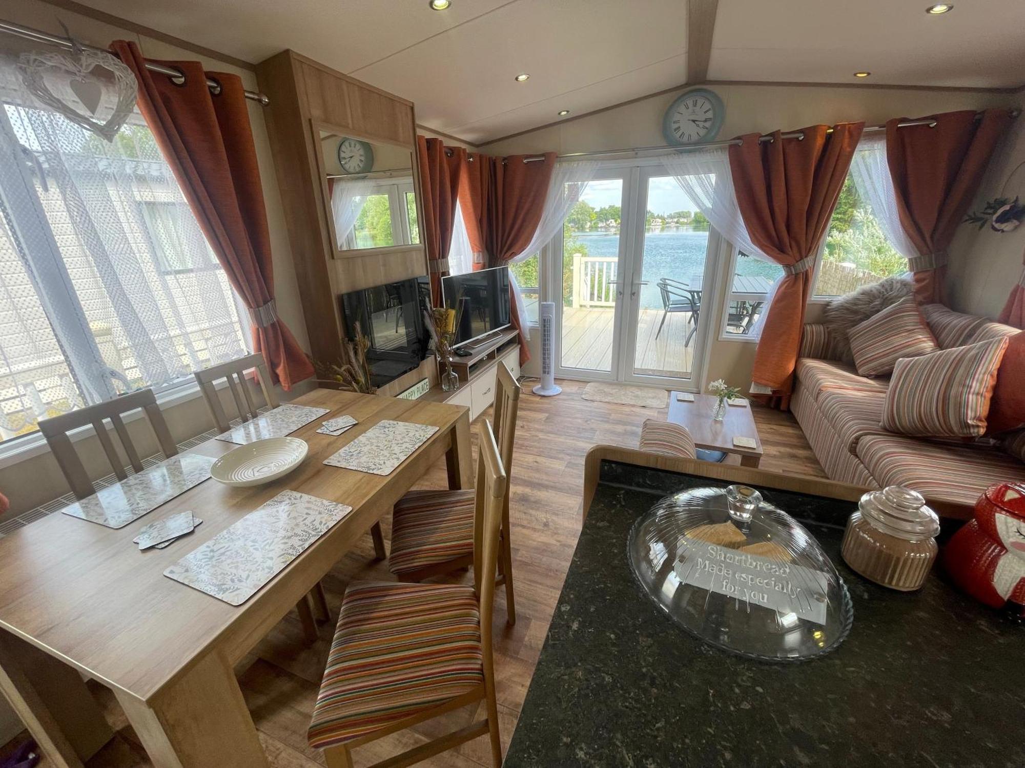 Lakeside Retreat 2 With Hot Tub, Private Fishing Peg Situated At Tattershall Lakes Country Park Exterior foto