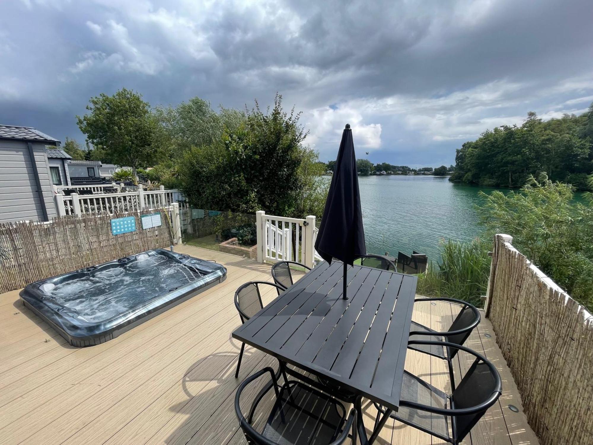 Lakeside Retreat 2 With Hot Tub, Private Fishing Peg Situated At Tattershall Lakes Country Park Exterior foto