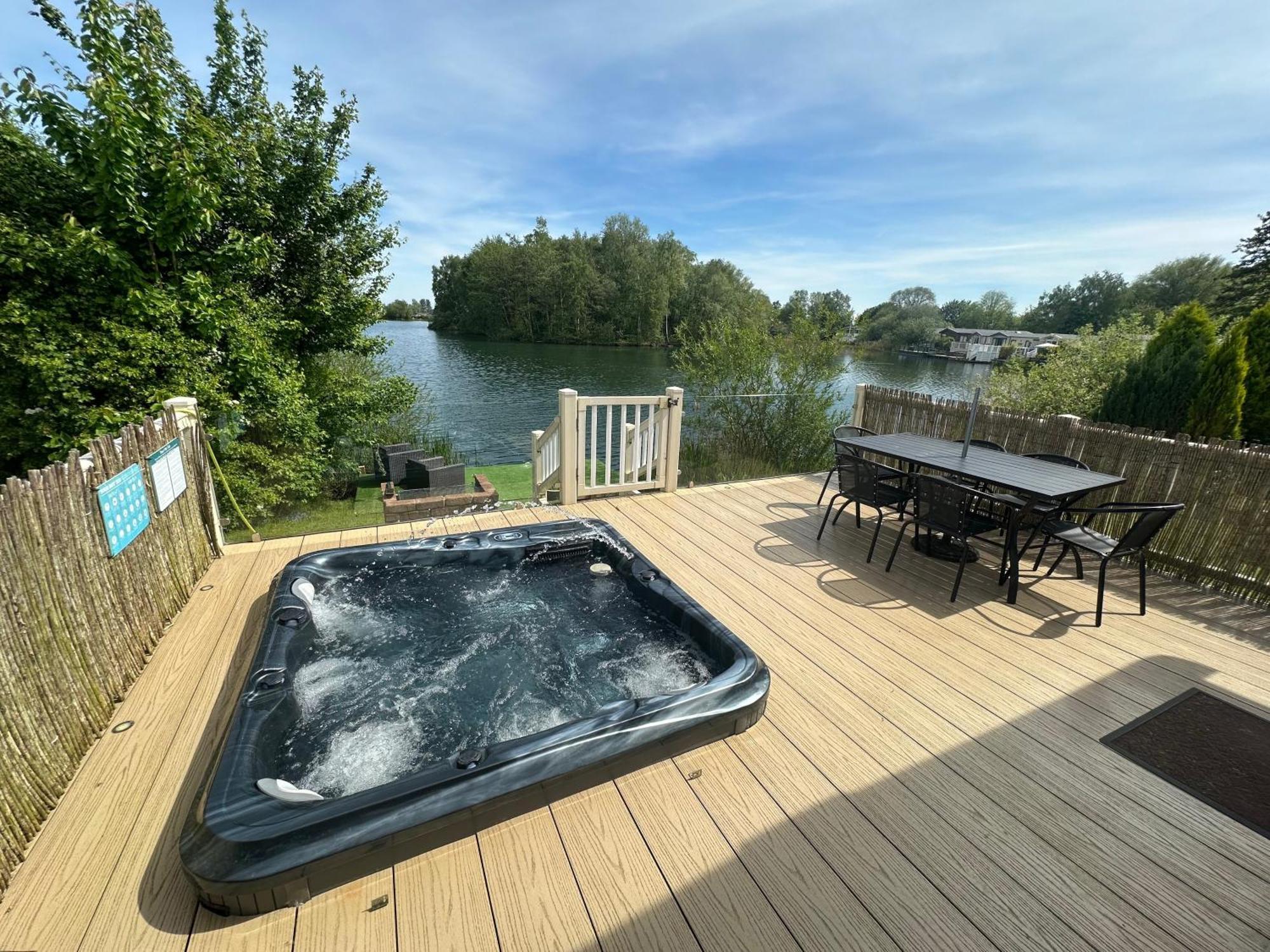 Lakeside Retreat 2 With Hot Tub, Private Fishing Peg Situated At Tattershall Lakes Country Park Exterior foto