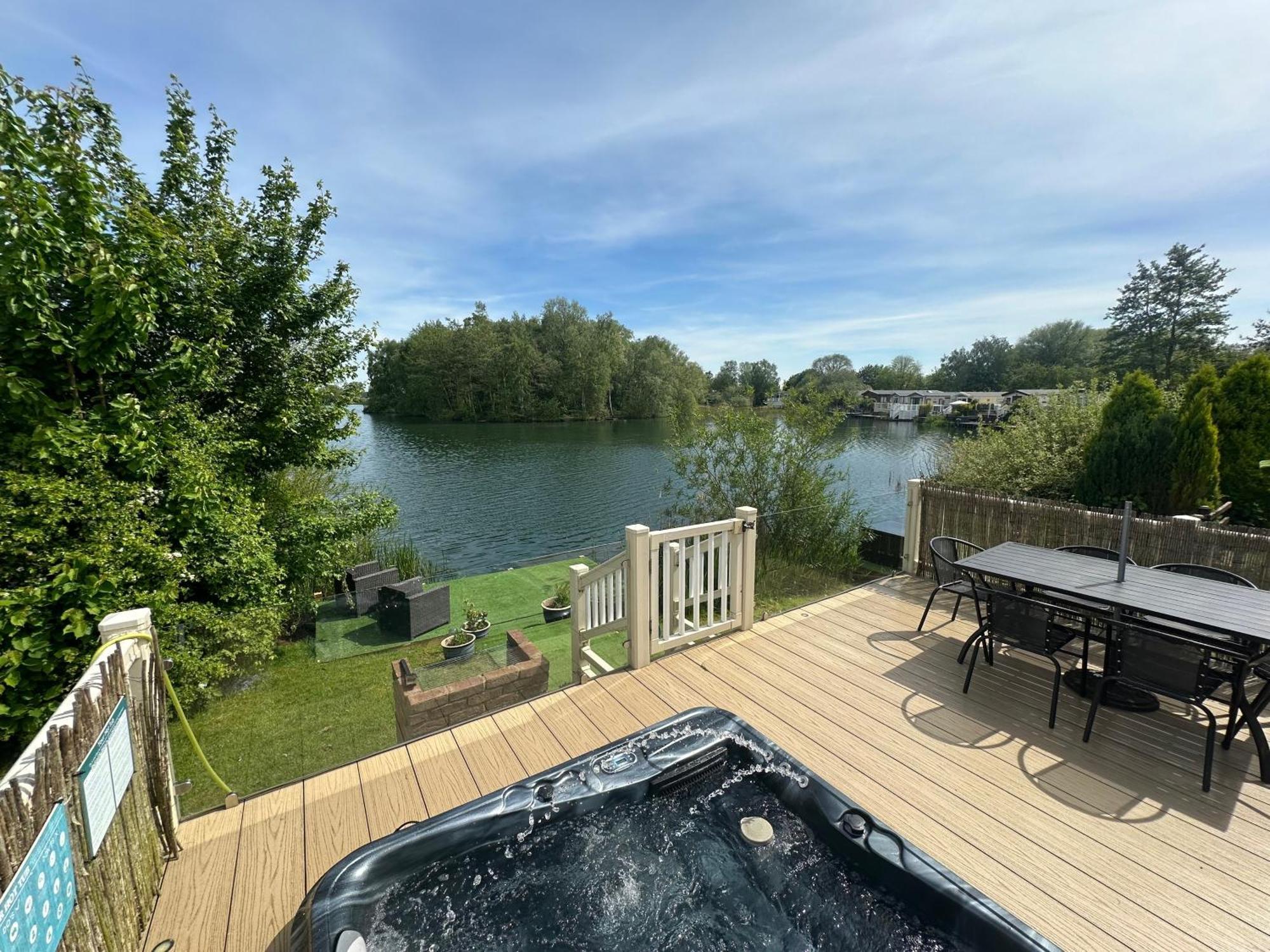 Lakeside Retreat 2 With Hot Tub, Private Fishing Peg Situated At Tattershall Lakes Country Park Exterior foto